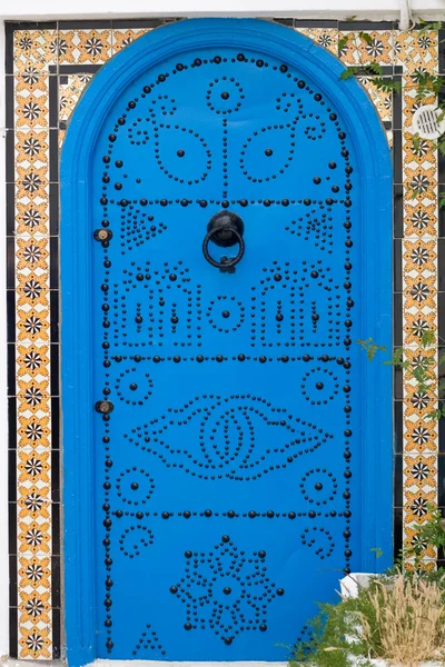 蓝色的门和白墙的建筑在 Sidi Bou 说，突尼斯 — 图库照片