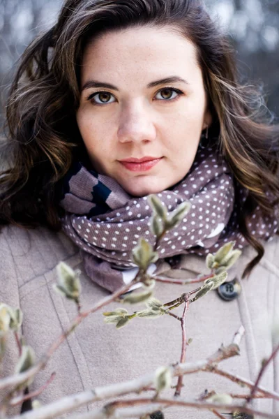 Portret młodego piękna brunetka kręcone w beżowy płaszcz i s — Zdjęcie stockowe