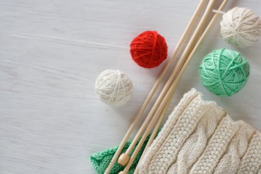 İki parlak desenler, iplik topları ve iğneleri örme ahşap için 