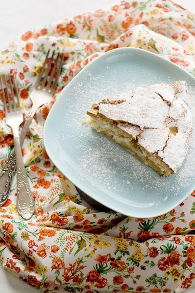 Un pezzo di torta di mele sdraiato sul piatto grigio, coltello e forchetta su — Foto Stock