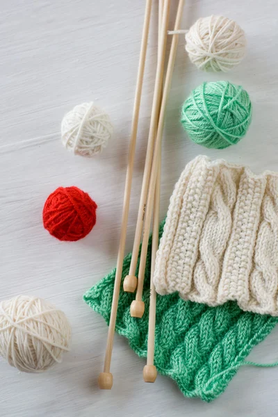 Two bright patterns, yarn balls and needles for knitting wooden — Stock Photo, Image