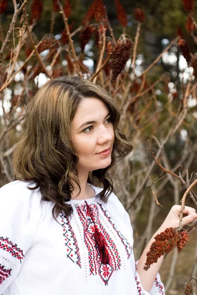 Retrato de una hermosa camisa bordada ucraniana joven — Foto de Stock