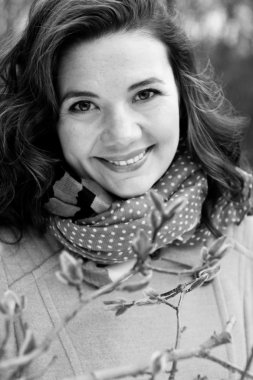 Güzel, genç bir kıvırcık esmer bej bir palto ve s portresi