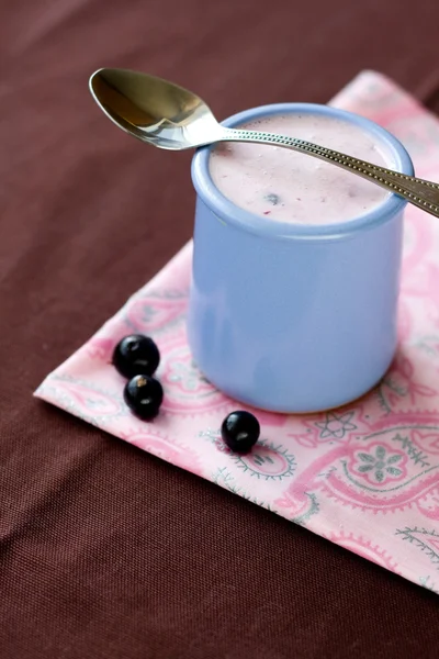 Домашний йогурт с ягодами в керамической миске — стоковое фото