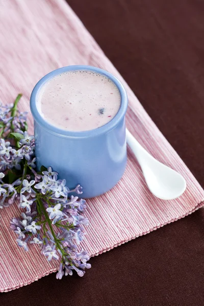 Zelfgemaakte yoghurt met bessen en een boeket van Lentebloemen — Stockfoto