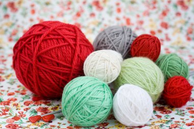 Bir sürü örgü kırmızı flo arka plan üzerinde parlak topları