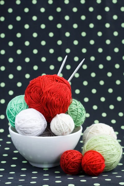 Een heleboel heldere ballen voor breien op een donkere achtergrond — Stockfoto