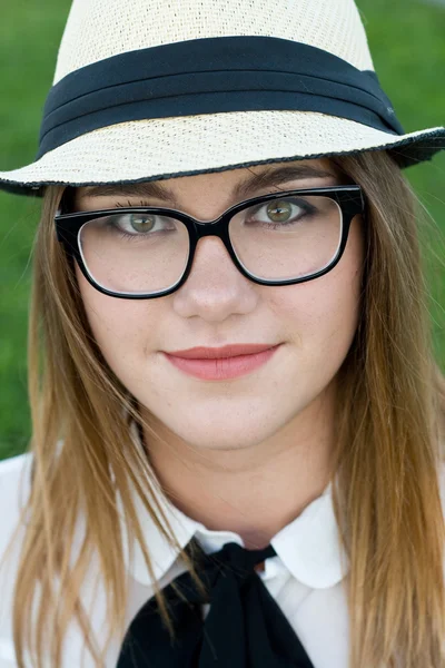 Jolie jeune adolescente en lunettes sombres dans le parc — Photo