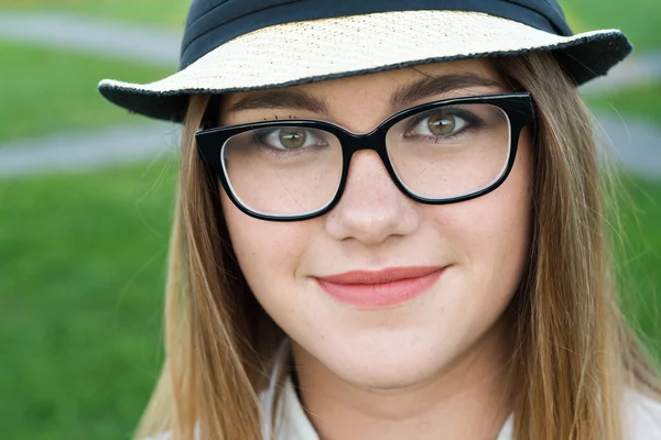 Hezká mladá dospívající dívka v tmavých brýlích v parku — Stock fotografie