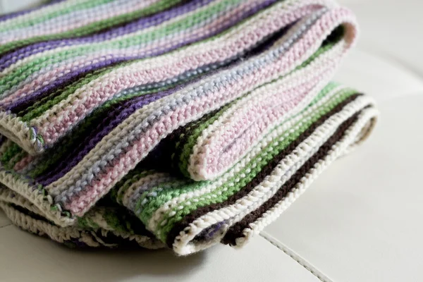Strickteppich mit weißen, lila, grünen und rosa Streifen — Stockfoto