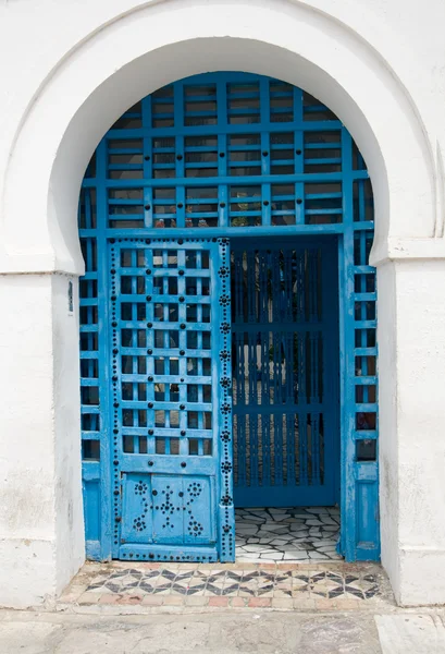 Portes bleues, fenêtre et mur blanc du bâtiment à Sidi Bou Said , — Photo