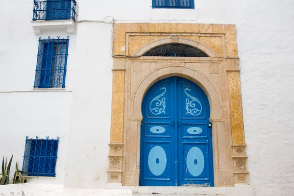 Portes bleues, fenêtre et mur blanc du bâtiment à Sidi Bou Said , — Photo