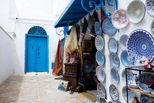 Piaci hagyományos ajándéktárgyakat az utcán, Sidi Bou Said, Tu — Stock Fotó