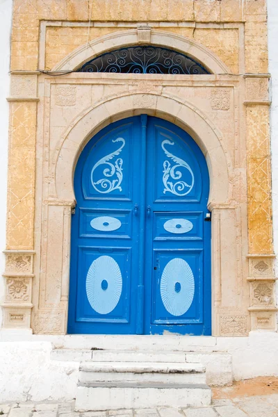 蓝色的门和白墙的建筑在 Sidi Bou 说，突尼斯 — 图库照片