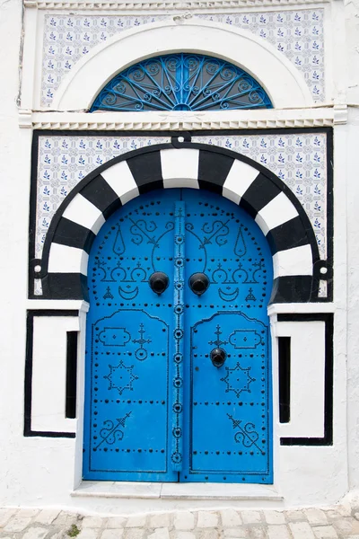 Голубые двери и белая стена здания в Сиди-Бу-Саиде, Тунис — стоковое фото