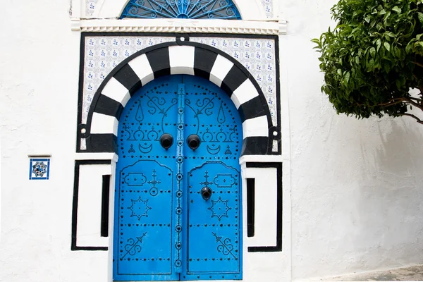 Blaue Türen und weiße Wand des Gebäudes in sidi bou sagte, Tunesien — Stockfoto