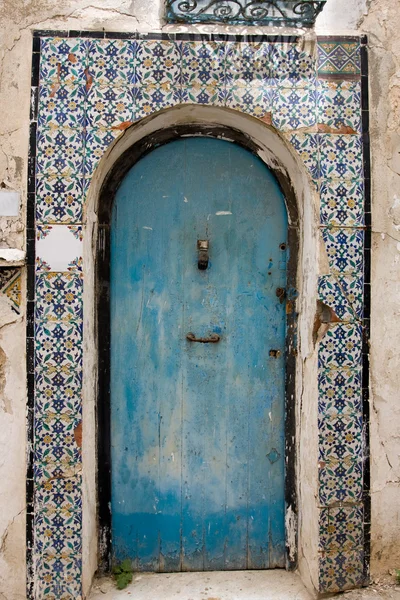 Modré dveře a bílé zdi budovy v Sidi Bou Said, Tunisko — Stock fotografie