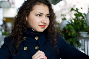 genç esmer güzel bir sokak Café