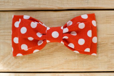 Bir ışık ahşap arka plan üzerinde kumaş kırmızı lekeli yalan ile kravat