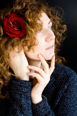 Kıvırcık kırmızı gül ile güzel genç redhead portresi