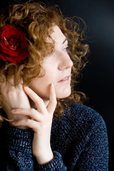 Portrait de belle jeune rousse à la rose rouge bouclée — Photo