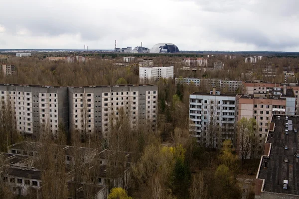 Uitzicht vanaf het dak van 16 verdiepingen appartement huis in Pripyat stad, Ch — Stockfoto