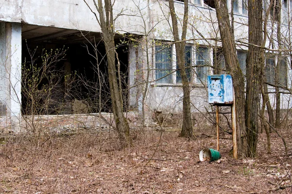 Почтовый ящик на одной из заброшенных улиц города Припять, — стоковое фото