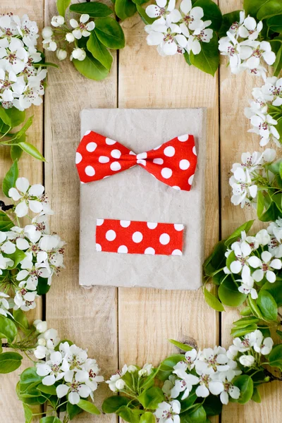 Natural wooden background with white flowers fruit tree. In the — Stock Photo, Image