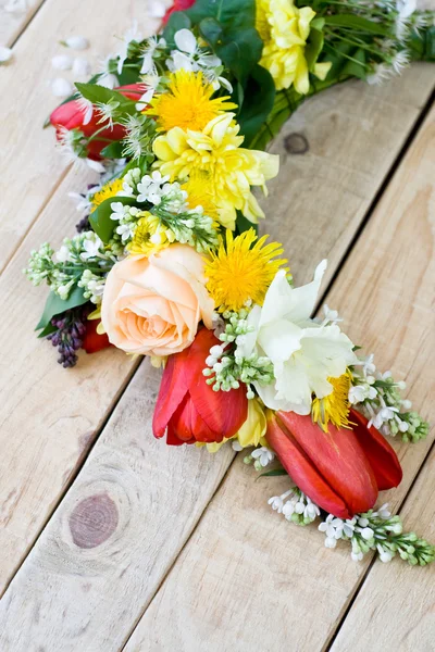 Bukiet kwiatów wiosna kolorowy leżący na malowane drewniane — Zdjęcie stockowe