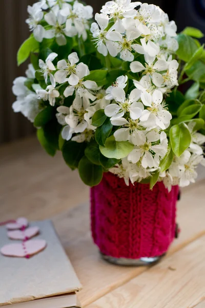 Um buquê de flores brancas da primavera e velho caderno vintage com — Fotografia de Stock