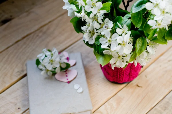 Beyaz bahar çiçekleri ve eski vintage defter ile bir buket — Stok fotoğraf
