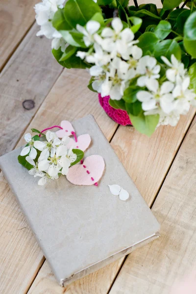 Ένα μπουκέτο από λευκό Ανοιξιάτικα λουλούδια και παλιά vintage σημειωματάριο με — Φωτογραφία Αρχείου