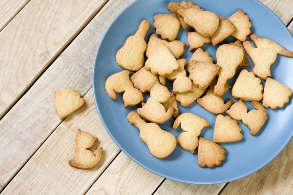 Grey plate with tasty cookies in the form of figurines of cats — Stock Photo, Image