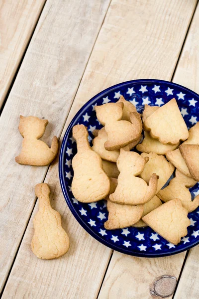 Blå plade i stjernerne, med velsmagende cookies i form - Stock-foto