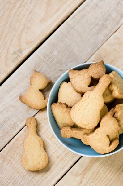 Blue plate with tasty cookies in the form of figurines of cats — Stock Photo, Image