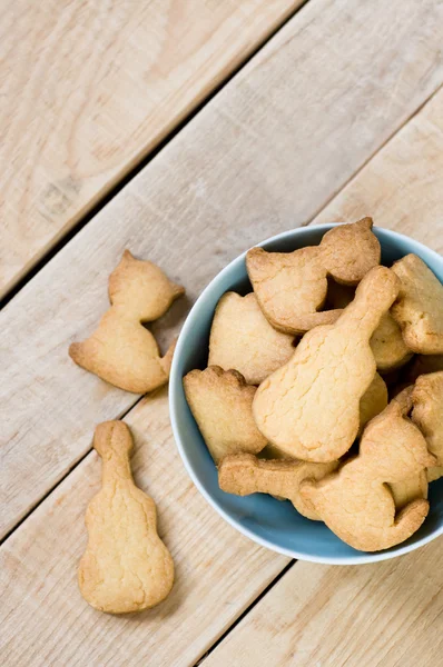 Blauer Teller mit leckeren Plätzchen in Form von Katzenfiguren — Stockfoto