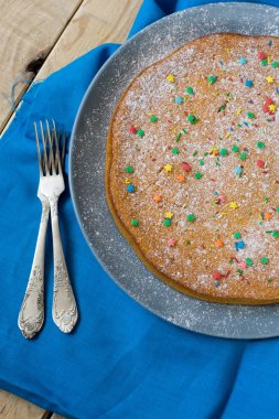 Gri üzerine yalan bir plaka üzerinde bir lezzetli havuçlu kek.