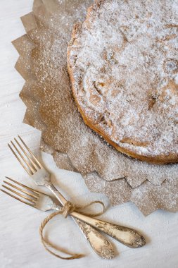 Ahşap boyalı arka plan üzerinde yalan için lezzetli elmalı turta.