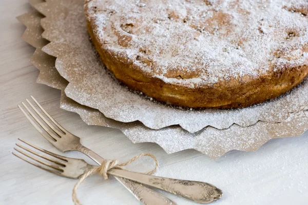 Deliziosa torta di mele per sdraiato su sfondo dipinto in legno . — Foto Stock