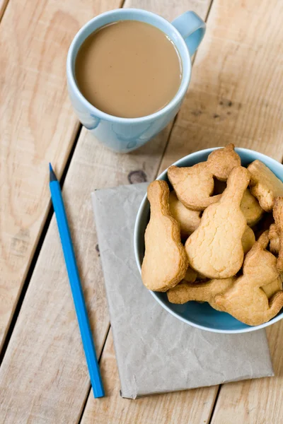 Sladké chutné cookies v modrý talíř, šálek kávy s mlékem — Stock fotografie