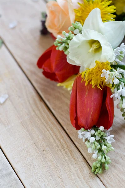 カラフルな春の花の花束 — ストック写真