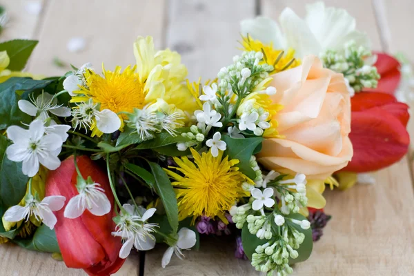 Strauß bunter Frühlingsblumen — Stockfoto