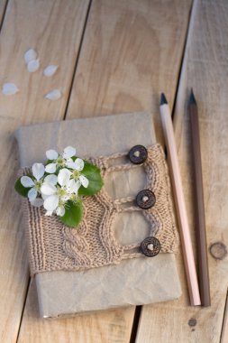 Eski vintage not defteri örme kazak bej ve kalemler