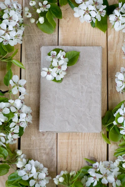 Natuurlijke houten achtergrond met witte bloemen fruitbomen — Stockfoto