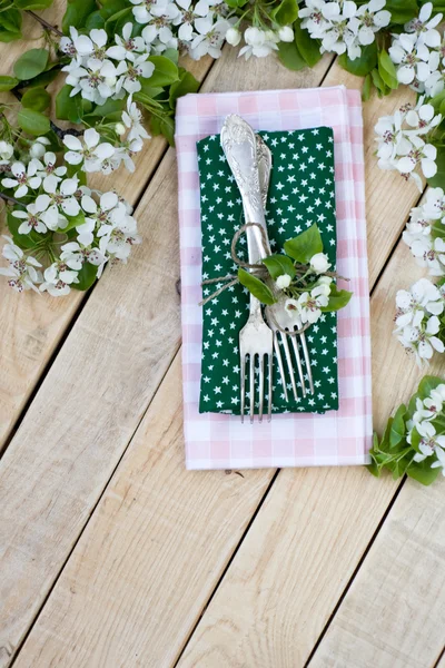 Twee vorken liggend op een houten achtergrond onder de takken — Stockfoto