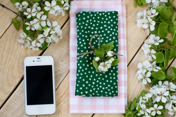 Witte smartphone liggend op een houten achtergrond — Stockfoto