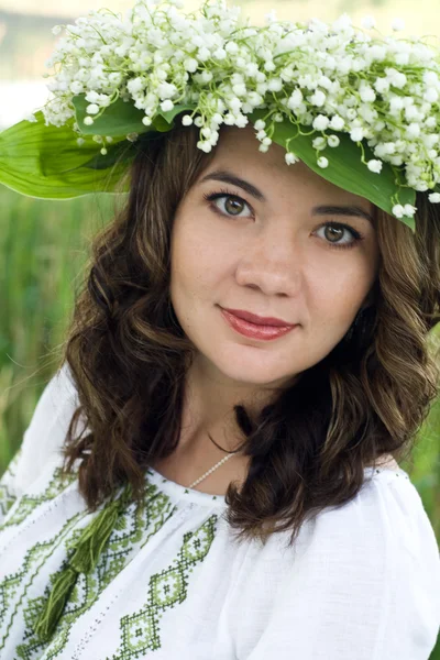 Retrato de una joven hermosa en camisa tradicional ucraniana — Foto de Stock