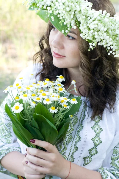 Portret van een jonge mooie in traditionele Oekraïense shirt — Stockfoto