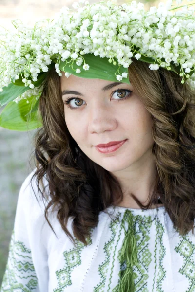 Retrato de una joven hermosa en camisa tradicional ucraniana — Foto de Stock