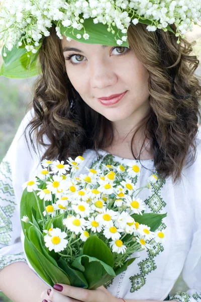 Portret van een jonge mooie in traditionele Oekraïense shirt — Stockfoto